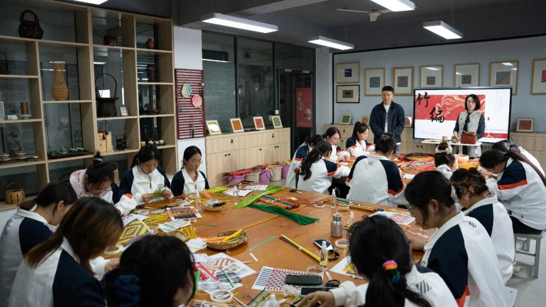 为非遗“添彩”，为青春“赋能”：江苏建院的文化育人新实践
